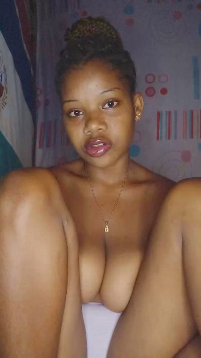 Heritiana974 live cam on Cam4