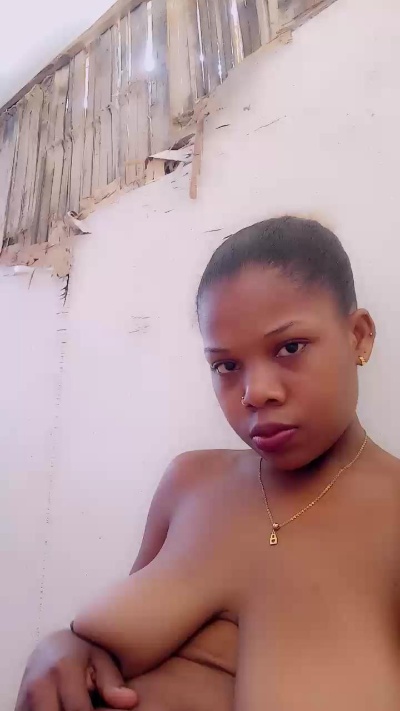 Heritiana974 live cam on Cam4