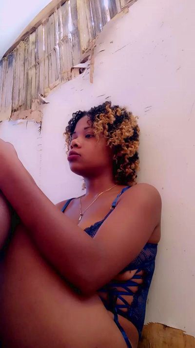Heritiana974 live cam on Cam4