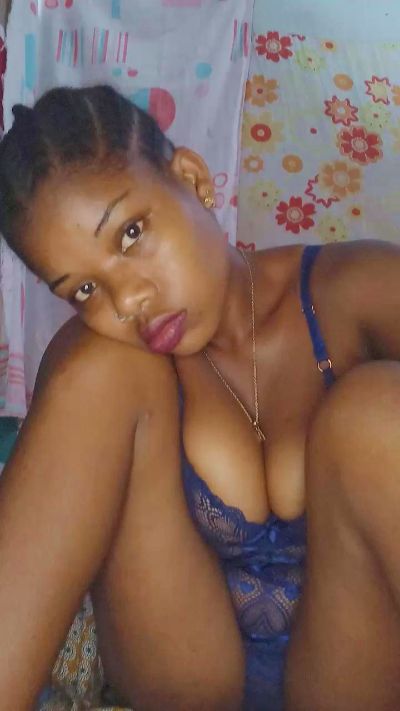 Heritiana974 live cam on Cam4