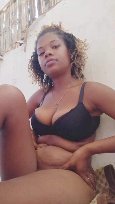 Heritiana974 live cam on Cam4