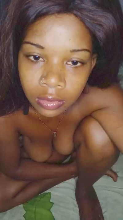 Heritiana974 live cam on Cam4