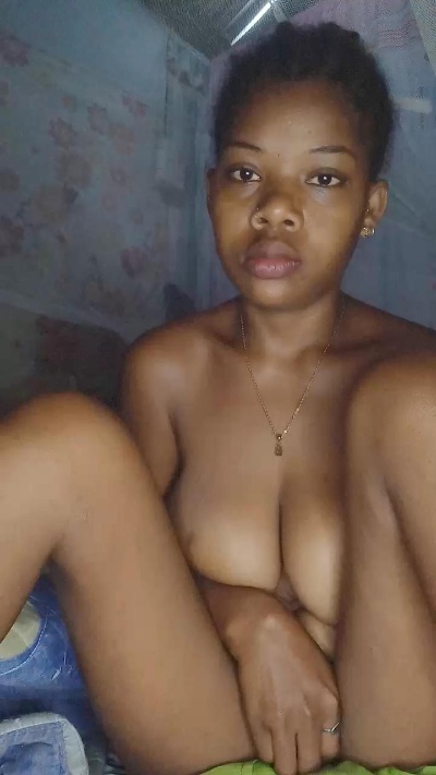 Heritiana974 live cam on Cam4