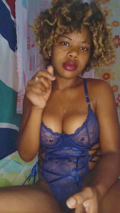 Heritiana974 live cam on Cam4