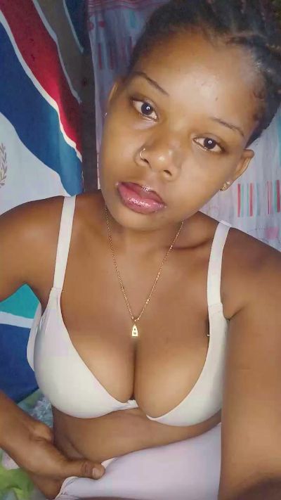 Heritiana974 live cam on Cam4