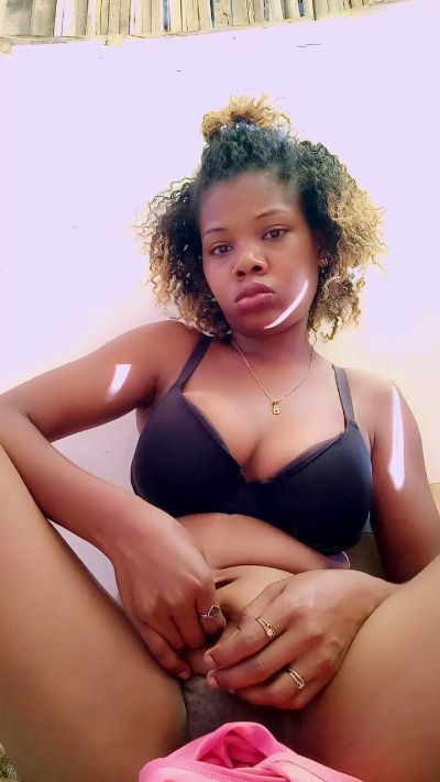 Heritiana974 live cam on Cam4