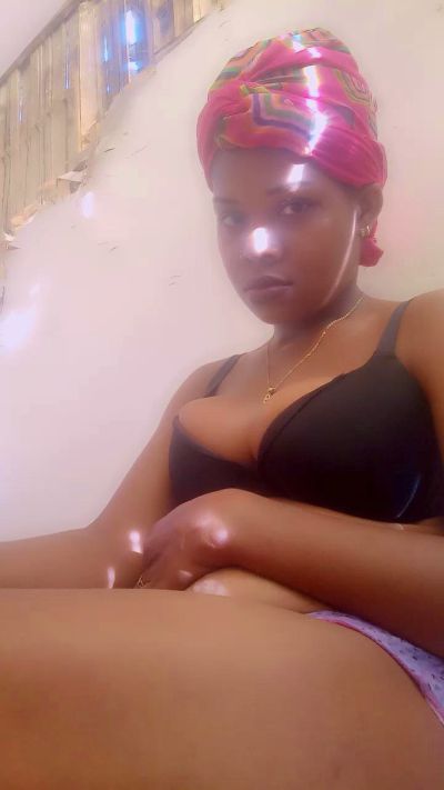 Heritiana974 live cam on Cam4