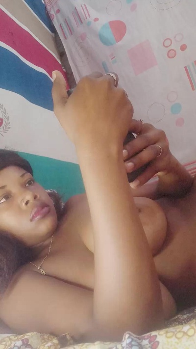 Heritiana974 live cam on Cam4