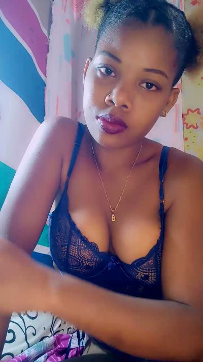 Heritiana974 live cam on Cam4