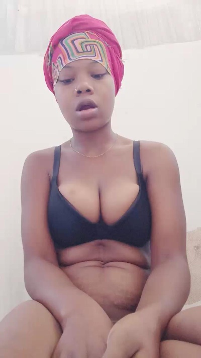 Heritiana974 live cam on Cam4