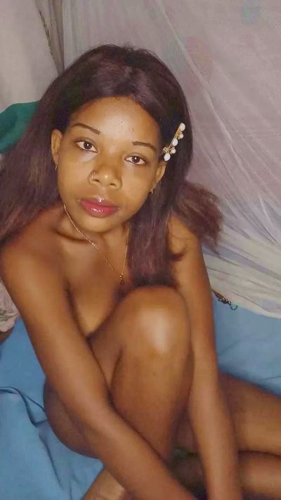 Heritiana974 live cam on Cam4