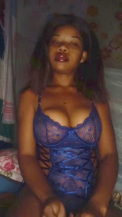 Heritiana974 live cam on Cam4