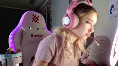 HollieWoolman live cam on Cam4