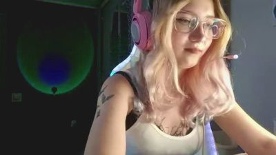 HollieWoolman live cam on Cam4