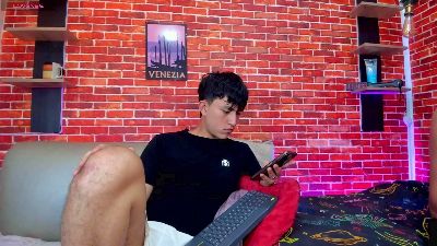 Hoot_boyss_ live cam on Cam4