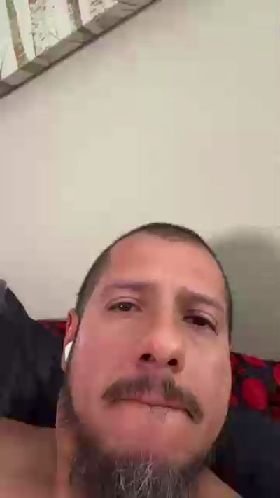 Hoozurdaddy81 live cam on Cam4
