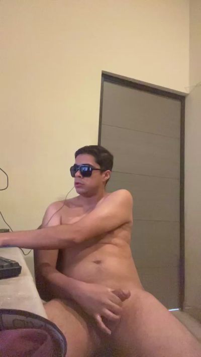 HornyMztBoee live cam on Cam4