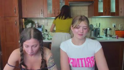HotCaramelsTrio live cam on Cam4