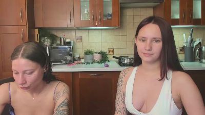 HotCaramelsTrio live cam on Cam4