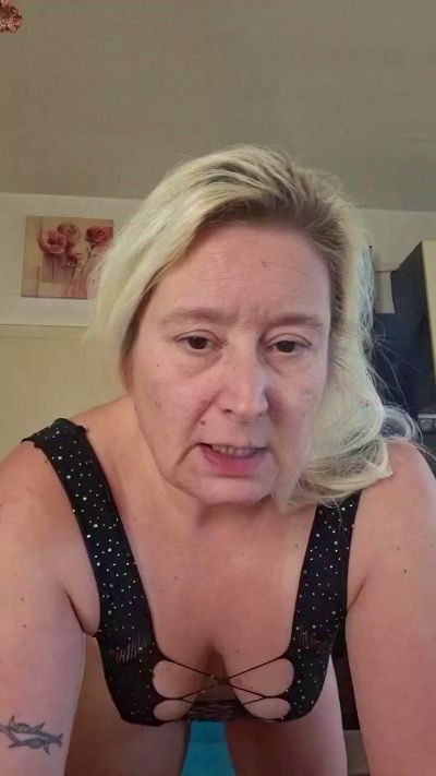 HotEstelle79 live cam on Cam4