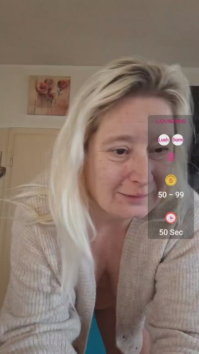 HotEstelle79 live cam on Cam4
