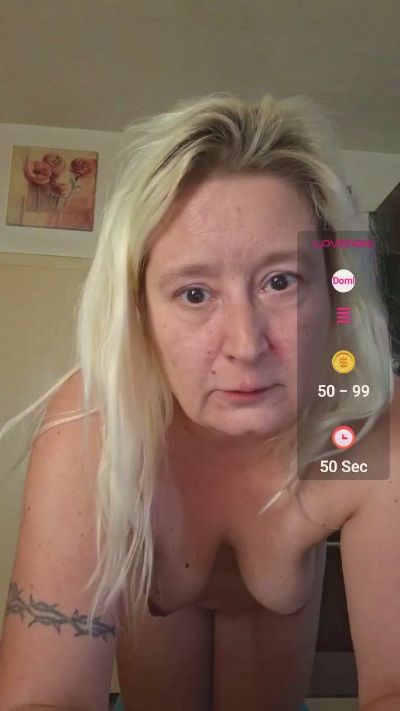 HotEstelle79 live cam on Cam4