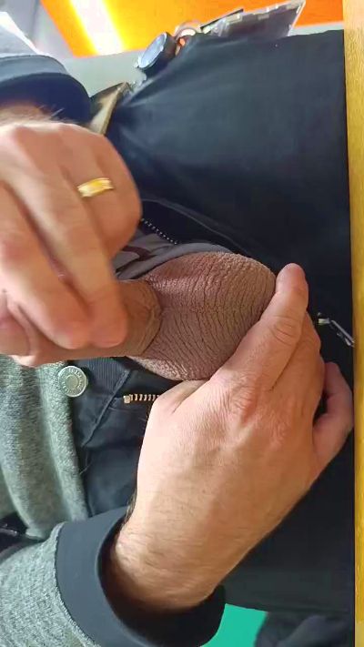 Hot_GreenEyeGuy live male webcam from Switzerland