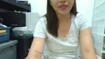 Hotchick2069 live cam on Cam4