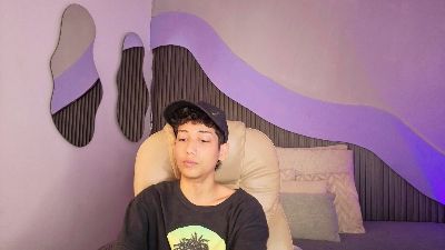 Hotlittlekitty1 live cam on Cam4