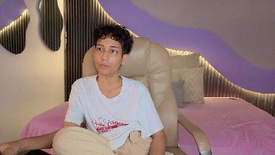 Hotlittlekitty1 live cam on Cam4