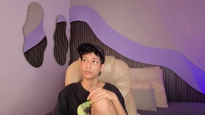 Hotlittlekitty1 live cam on Cam4