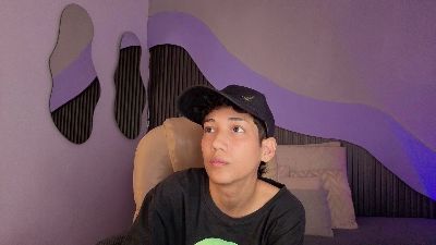 Hotlittlekitty1 live cam on Cam4