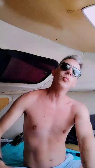 HuGo4K live cam on Cam4