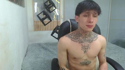 Iantwink18 live cam on Cam4