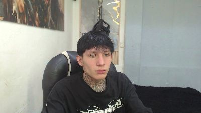 Iantwink18 live cam on Cam4