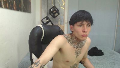 Iantwink18 live cam on Cam4