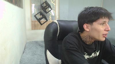 Iantwink18 live cam on Cam4