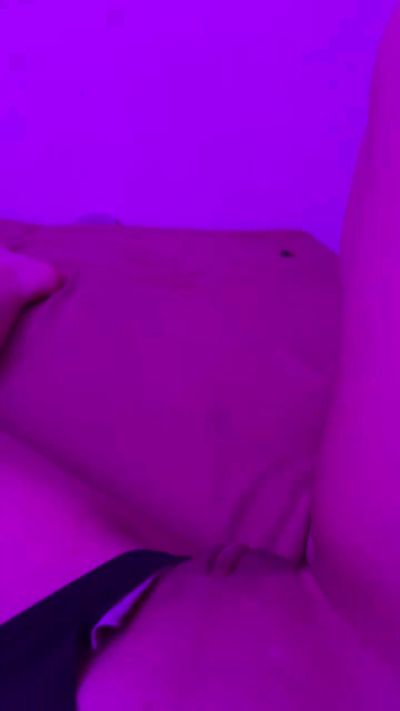 Ines1998 live cam on Cam4