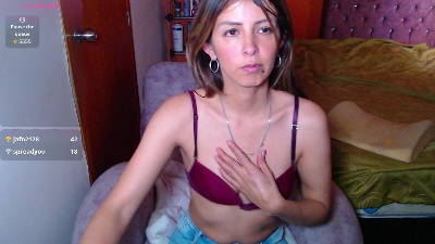 Isa_channel live cam on Cam4
