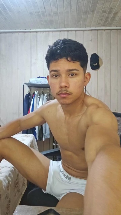 Isaack1ng live cam on Cam4
