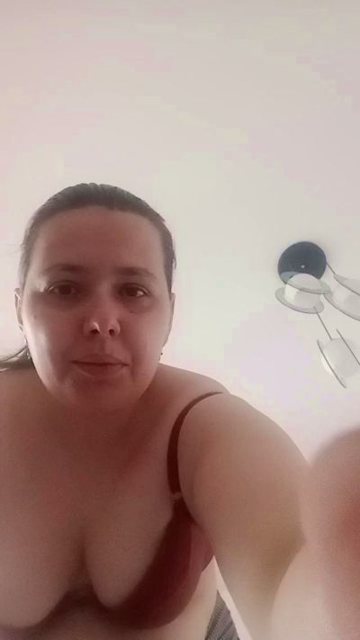 Isabela022 live cam on Cam4