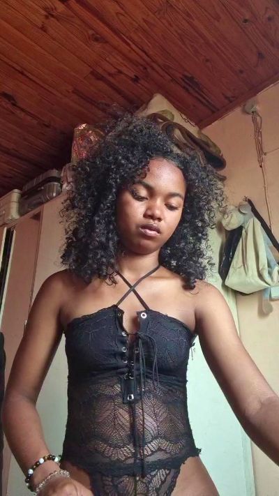 Isah2026 live cam on Cam4