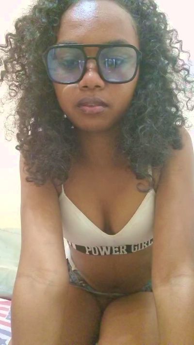 Isah2026 live cam on Cam4