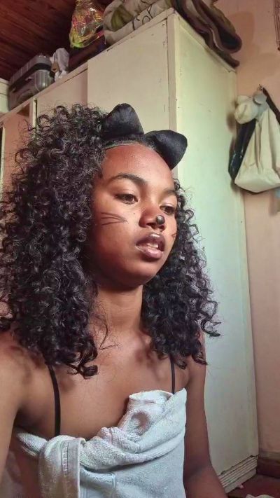Isah2026 live cam on Cam4