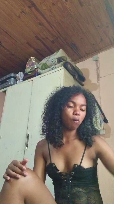 Isah2026 live cam on Cam4