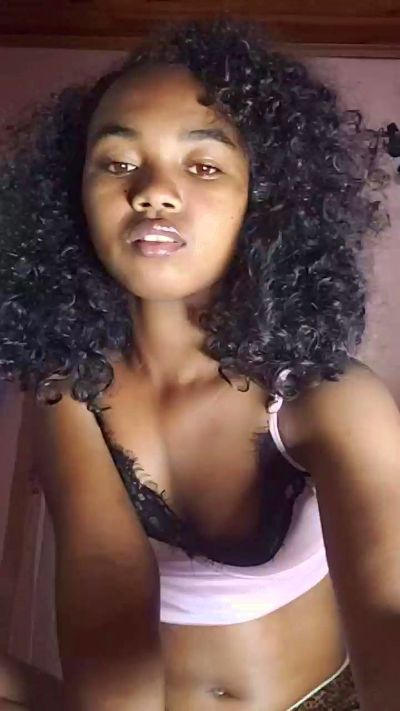 Isah2026 live cam on Cam4
