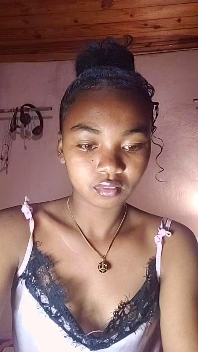 Isah2026 live cam on Cam4