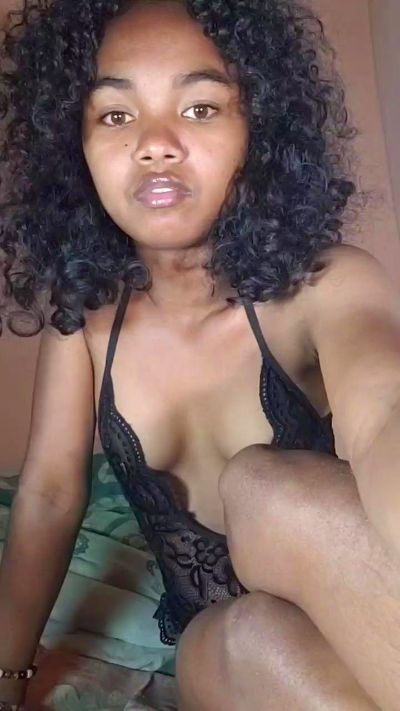 Isah2026 live cam on Cam4