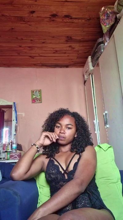 Isah2026 live cam on Cam4