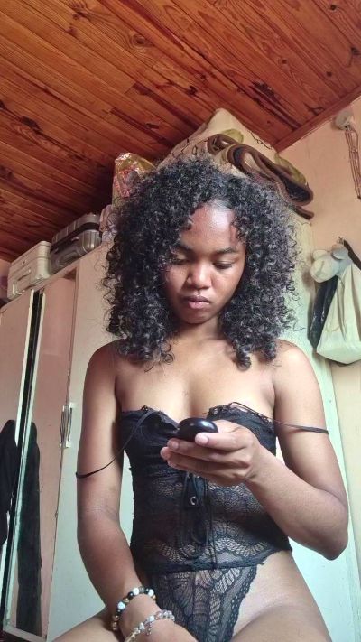 Isah2026 live cam on Cam4